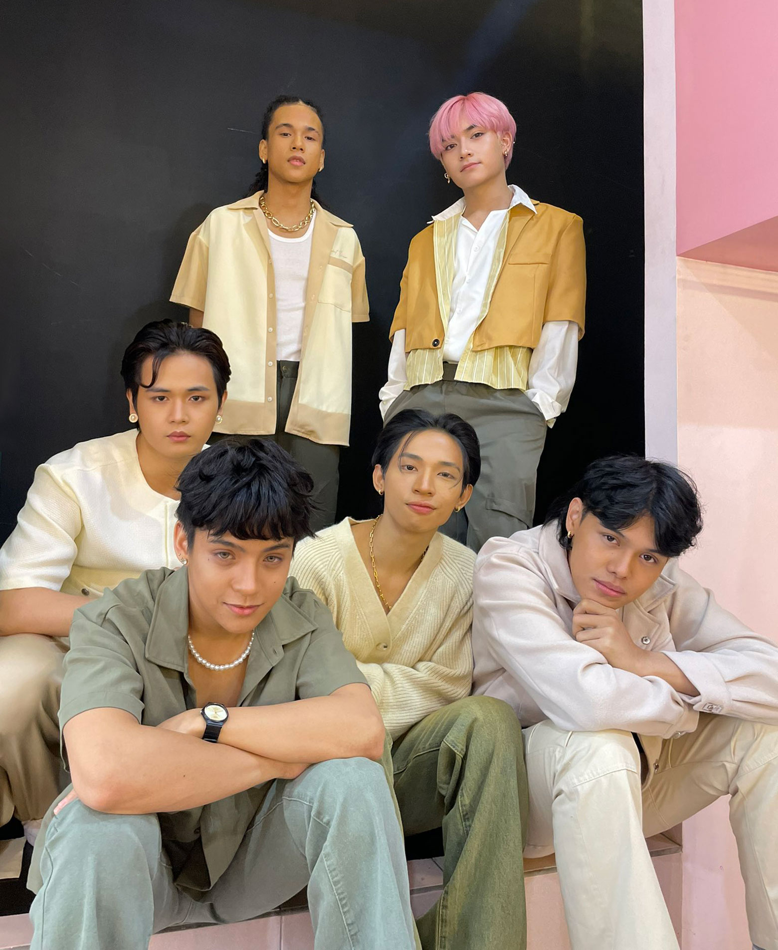 ALAMAT members Tomas, R-Ji, Taneo, Alas, Mo, and Jao