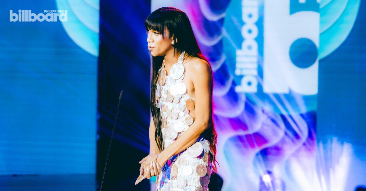 Mimiyuuuh Presents Moira With The Hitmaker Award At Billboard Philippines Women In Music