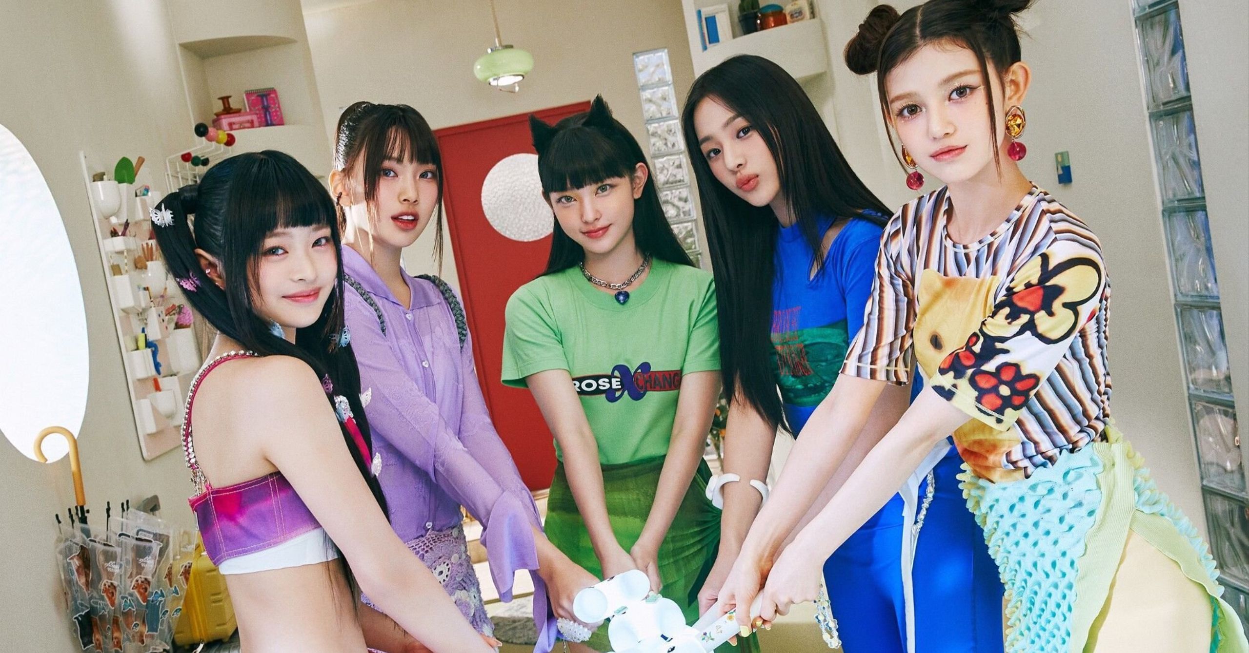 NEWJEANS　イタガム販促pop　NewJeans　NJZ サイズ1mくらい NewJeansメンバー5人のビジュアルがデザインされたイタガムが「OMG」に