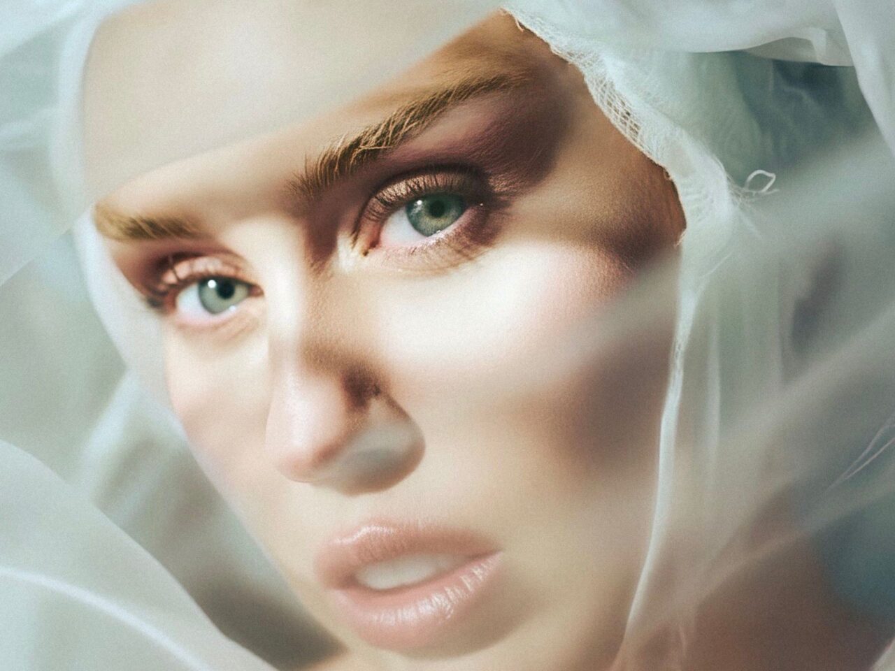 miley cyrus something beautiful deluxe