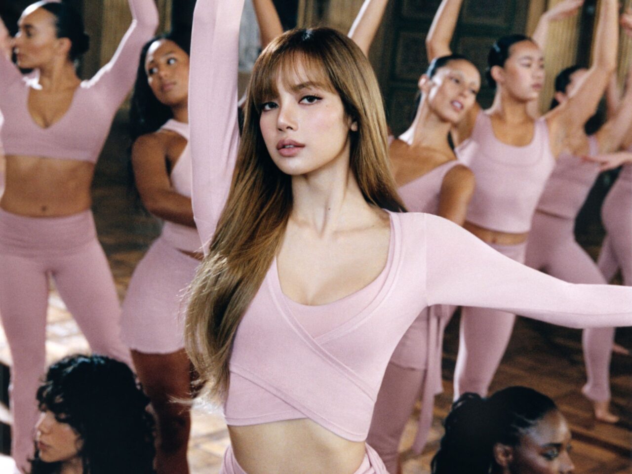 blackpink lisa nikeskims