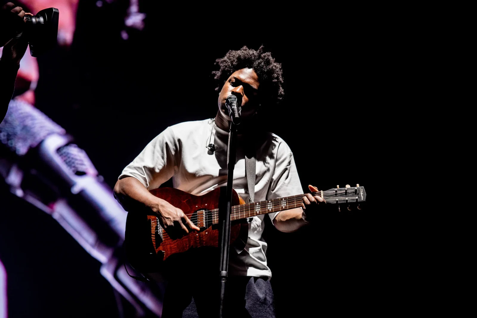 Daniel Caesar performing for the crowd at his 'Son Of Spergy' Concert at the SM Mall Of Asia Arena