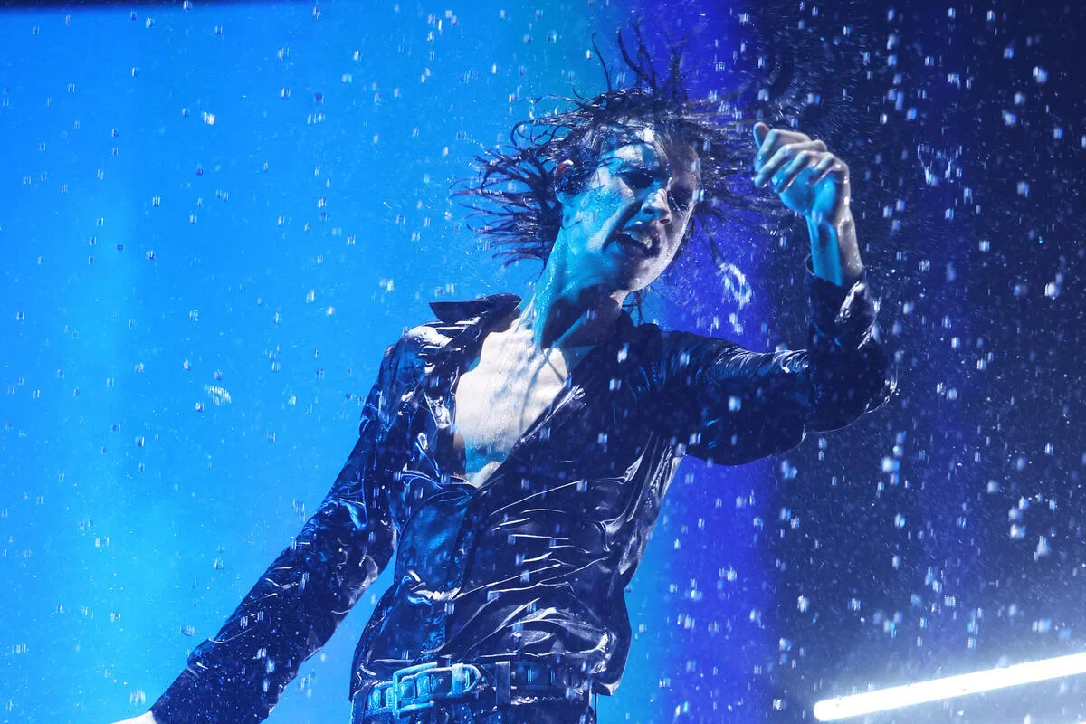 sombr performing 
